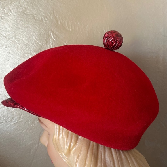 ICONIC 1960's DESIGNER RED FELT 'NEWSBOY' STYLE HAT + FAUX SNAKE BRIM & BUTTON - Picture 9 of 14